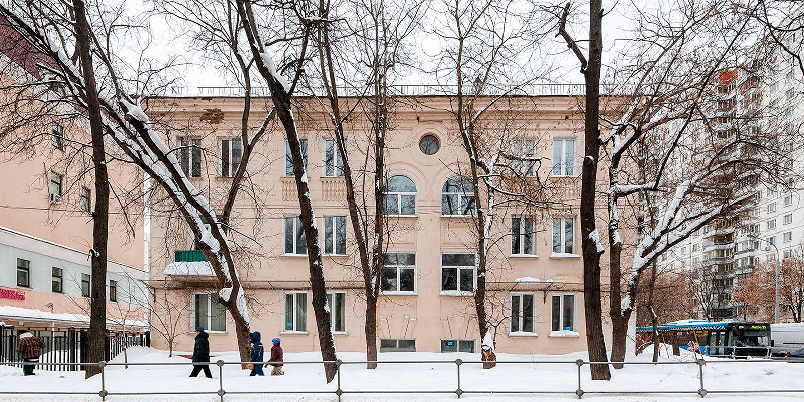 На городские торги выставили трехэтажное здание рядом со станцией метро  «Первомайская»